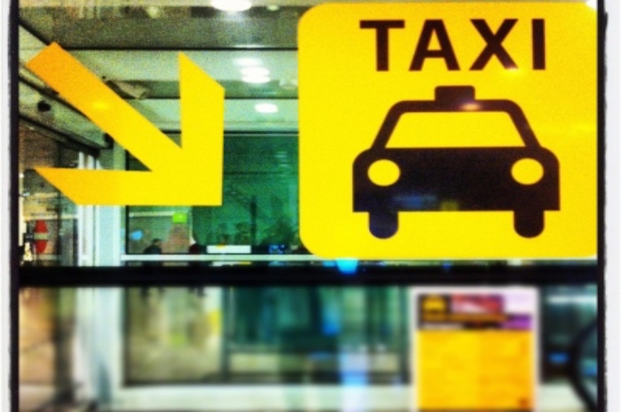Coger un taxi en el aeropuerto de El Prat pasada la media noche: una odisea y colas de 45 minutos