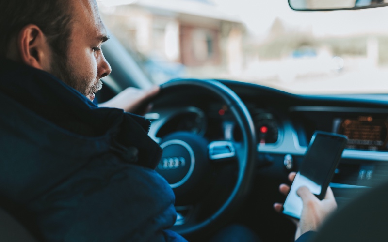 Rouler en voiture de façon sécuritaire grâce à ce support et étui pour  téléphone intelligent