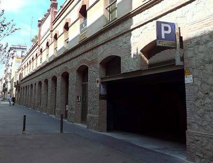 Parking dans la zone des croisières du port de Barcelone
